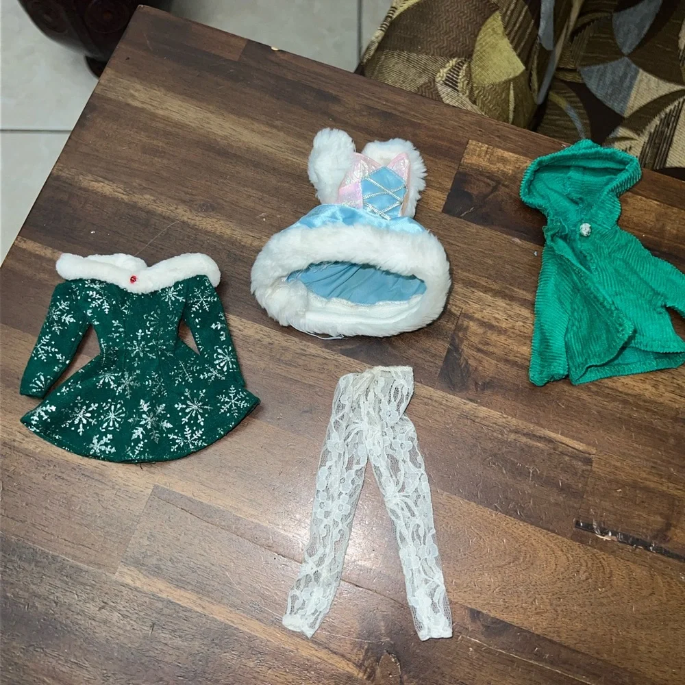 Mattel Skating Star Barbie‎ 1995 Special Edition and Holiday Green Season Dress